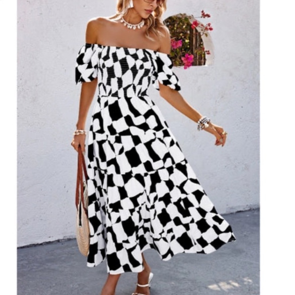 Elegant Black and White Off-Shoulder Dress
25.00